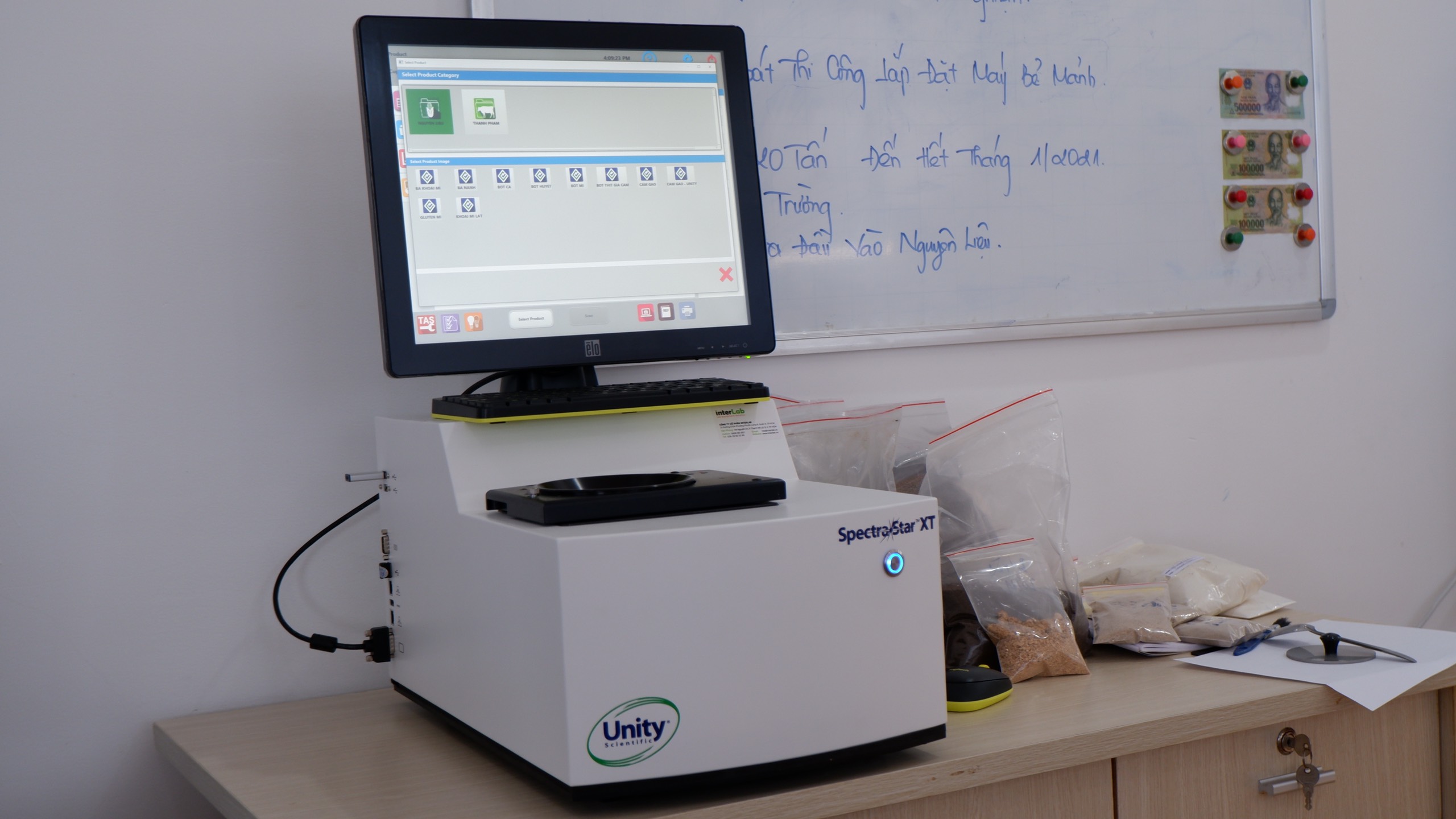 chuyen-giao-hang-dau-nam-moi-nir-spectrastar-1400xt